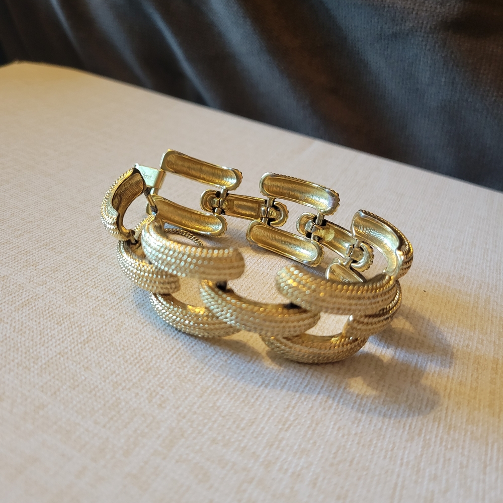 Chic Gold Link Bracelet